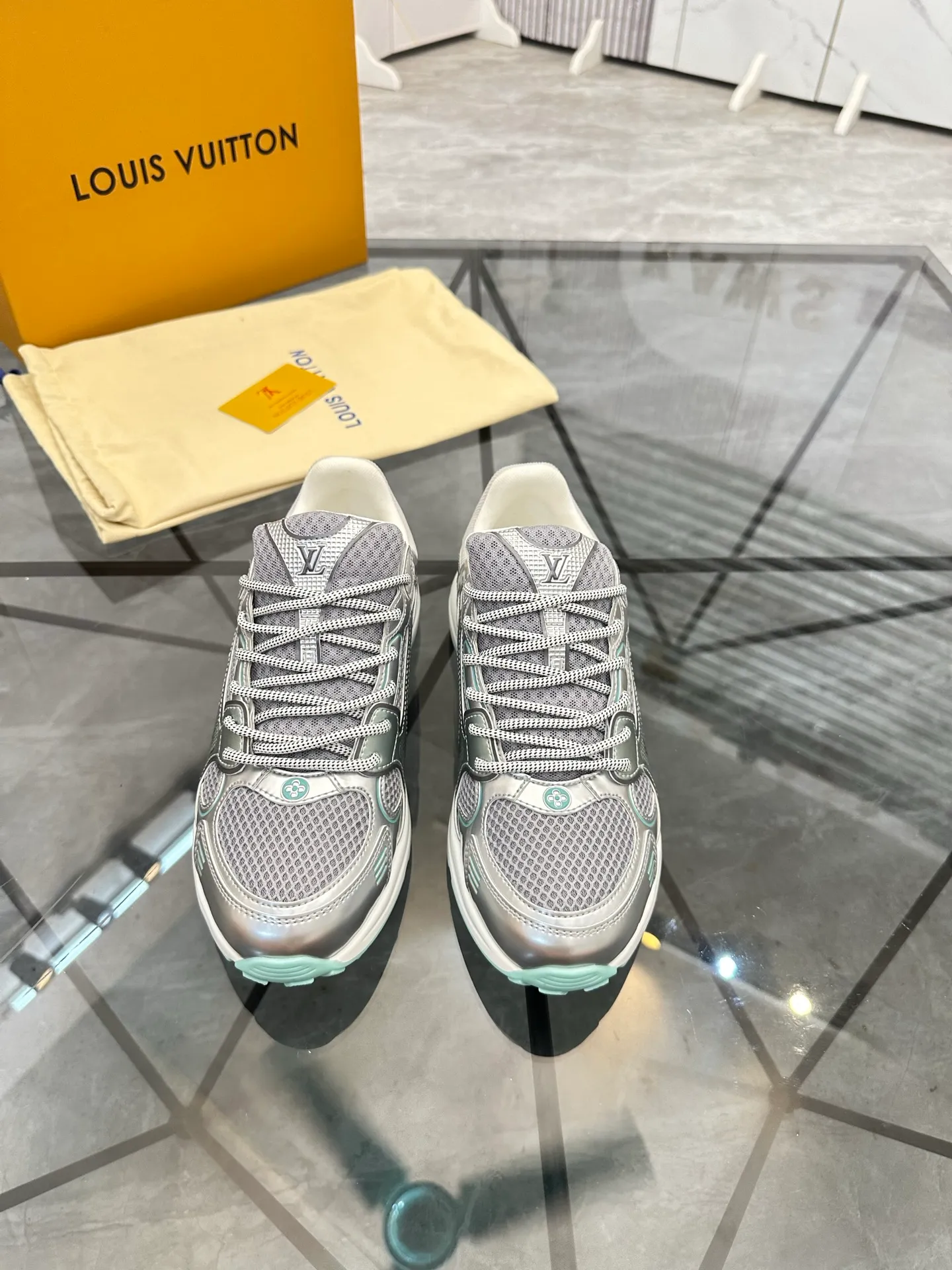 Men's shoes: 💰P660¥ Top quality Product trademark: LV* "Louis Vuitton*" low-top casual shoes Regular size: 35-44 (can be customized to 45.46) Couple style Product materials: Upper imported cowhide stitching original material, breathable lining, original outsole. Number: H218